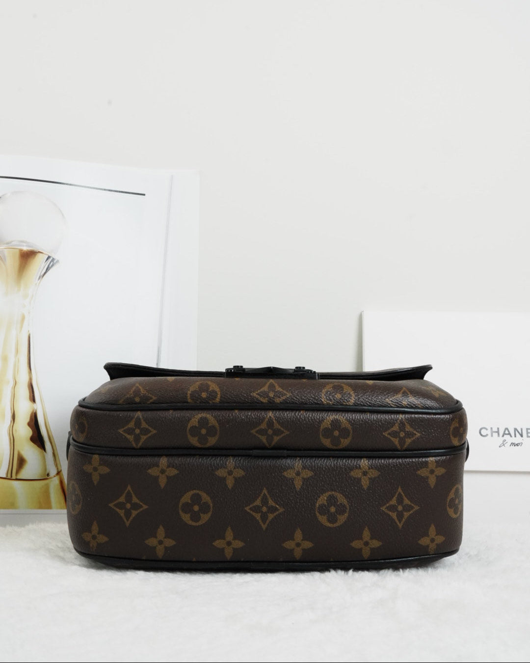 S Lock Messenger Bag