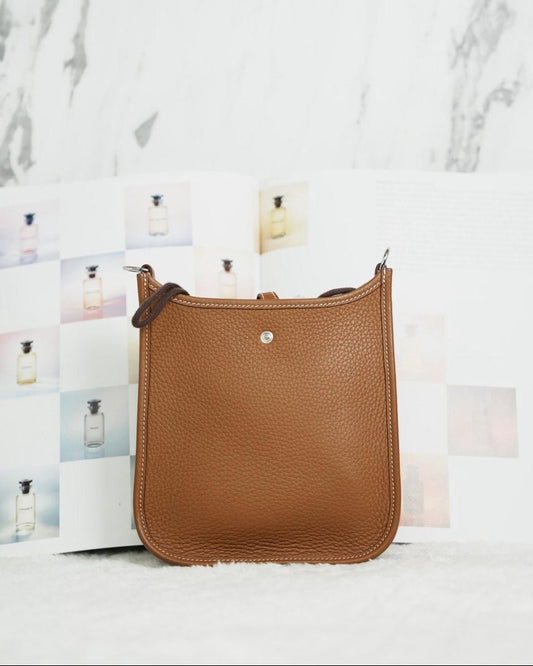 Evelyne Mini