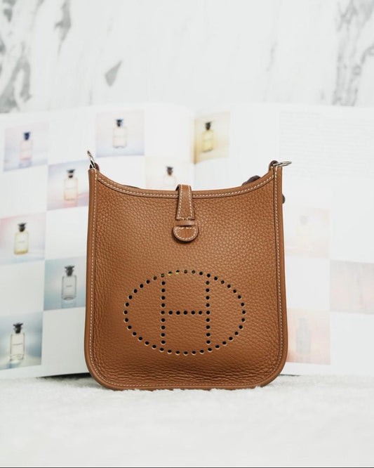 Evelyne Mini