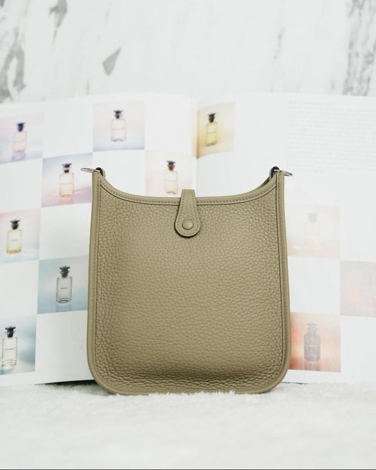 Evelyne Mini