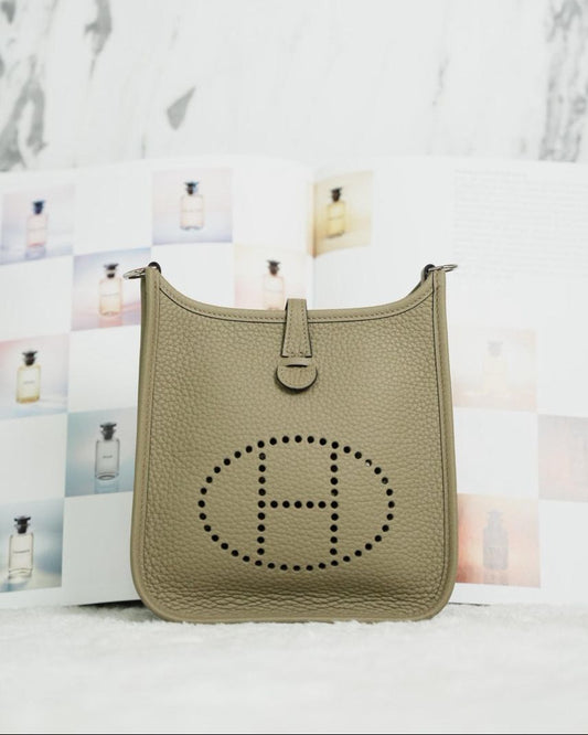 Evelyne Mini