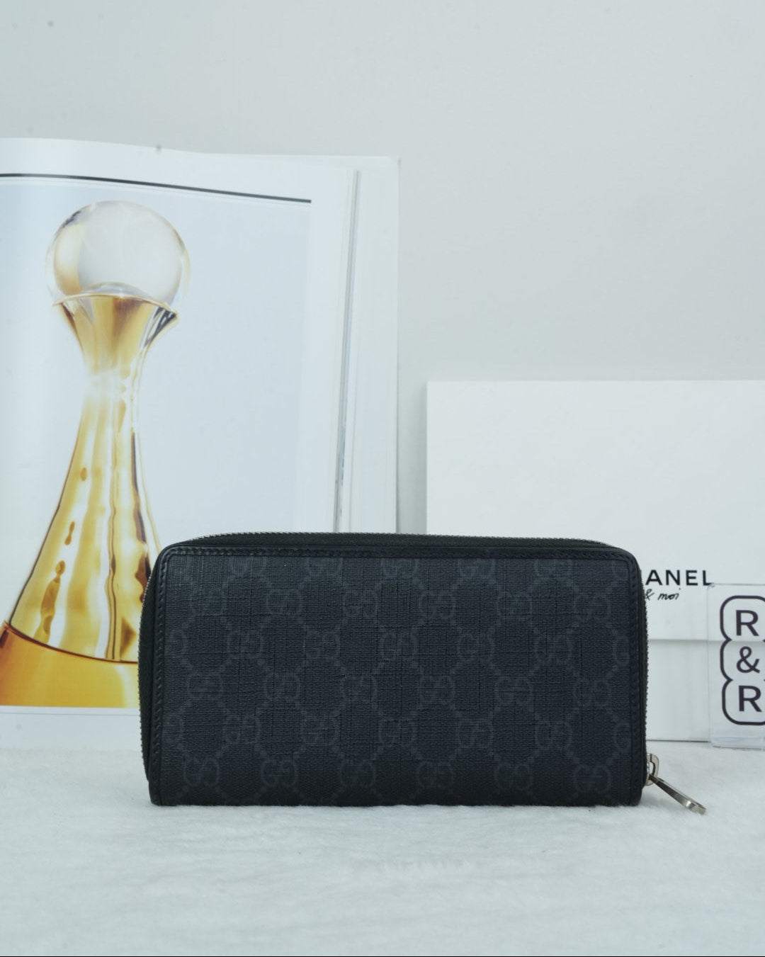 Interlocking G Zip Around