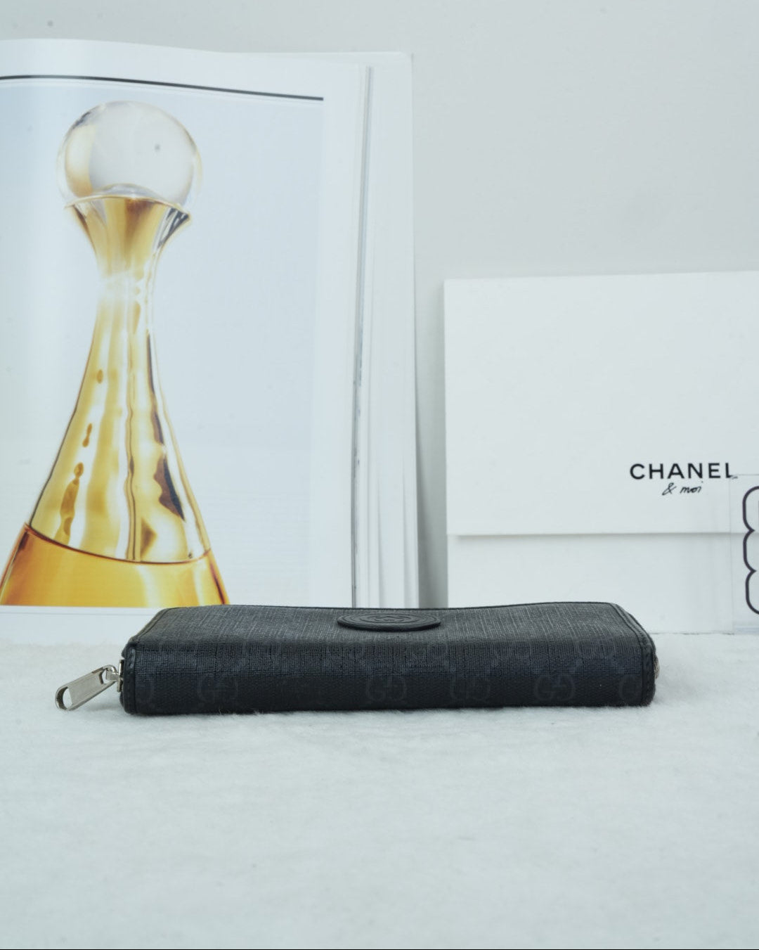 Interlocking G Zip Around