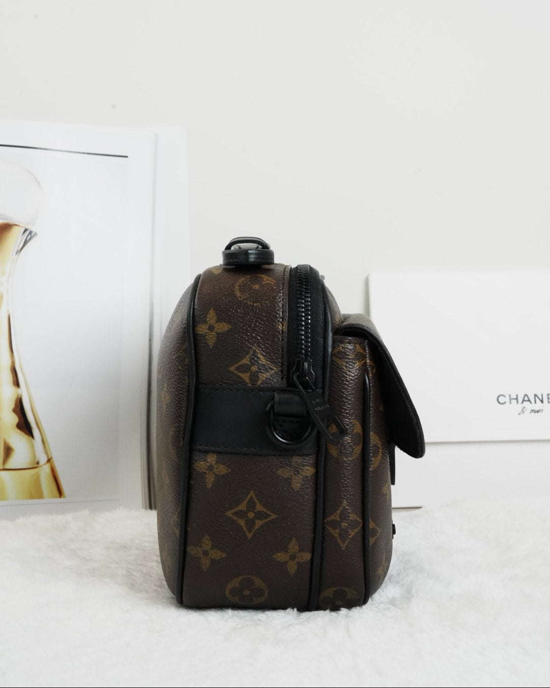 S Lock Messenger Bag