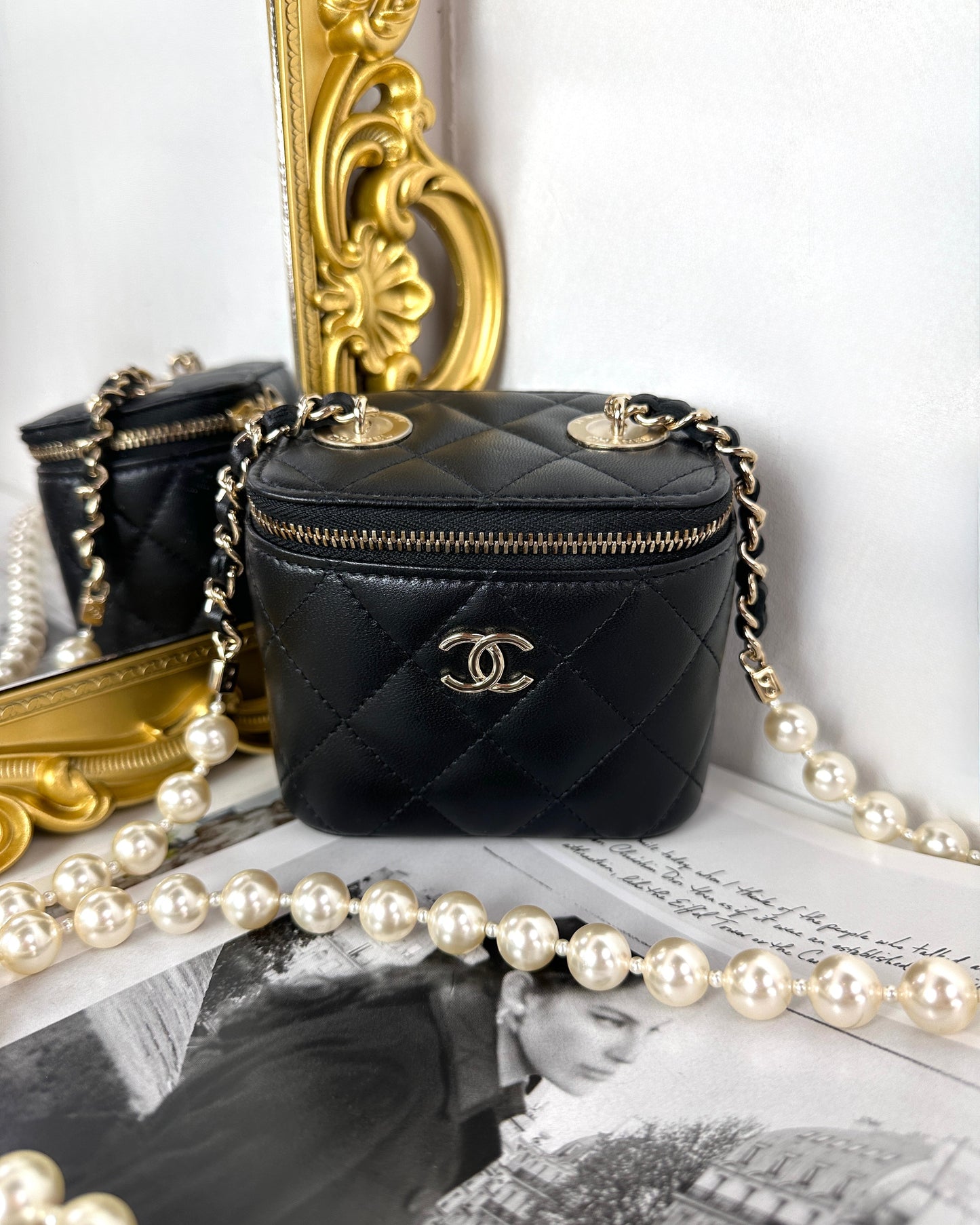 Pre-Owned Vanity Case with Pearl Chain