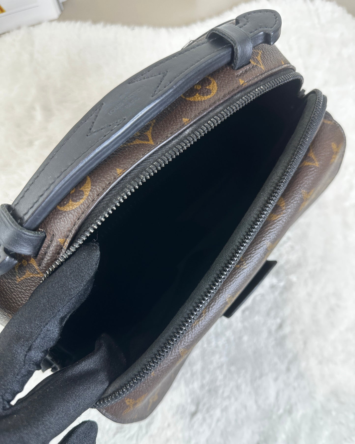 S Lock Messenger Bag