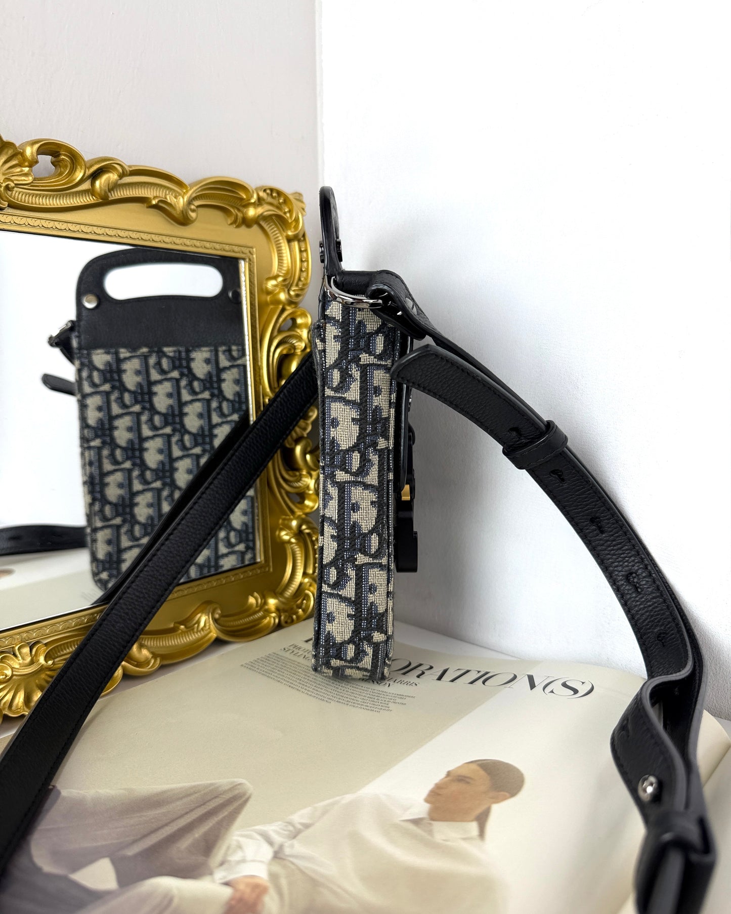 Saddle Vertical Pouch with Strap