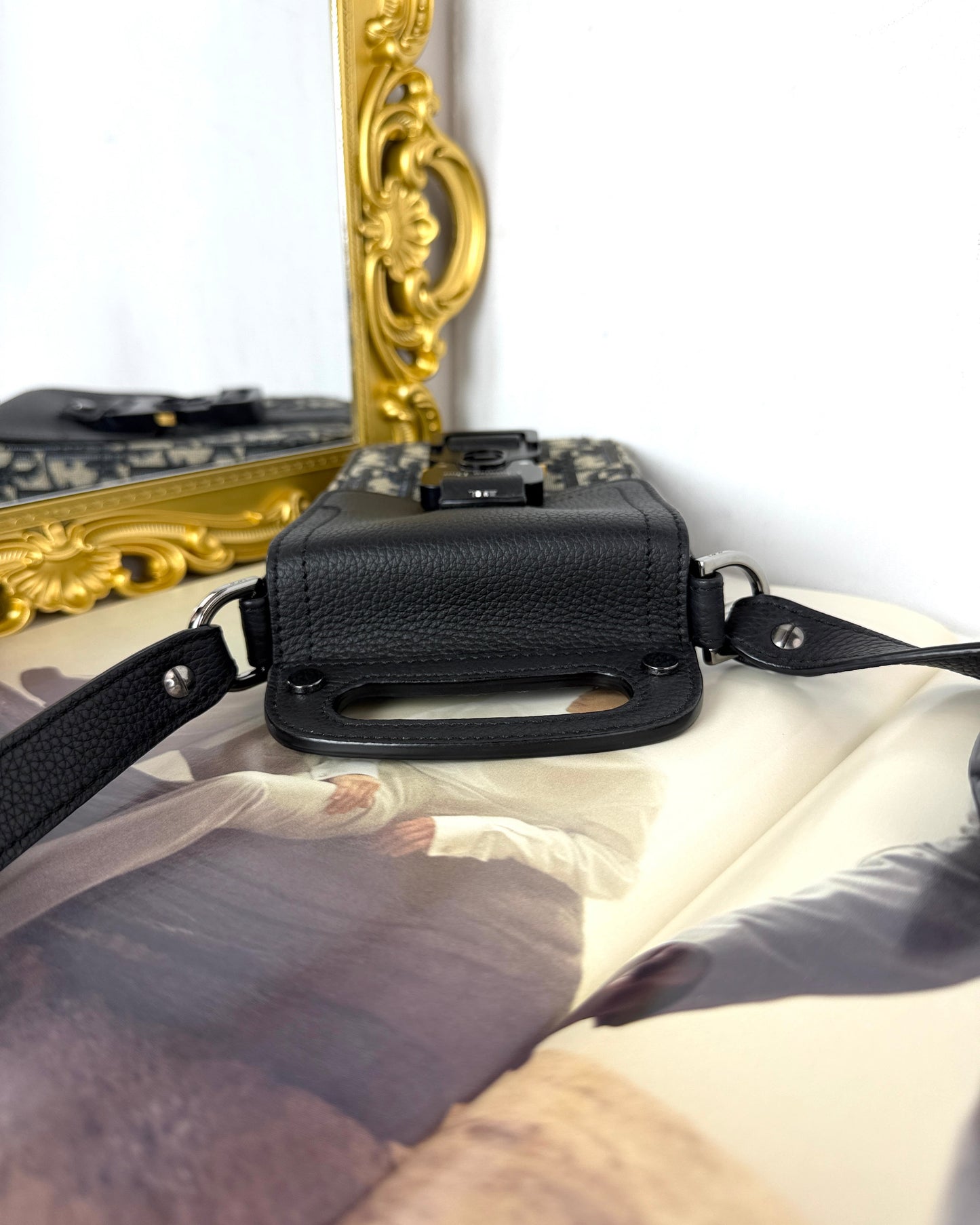Saddle Vertical Pouch with Strap