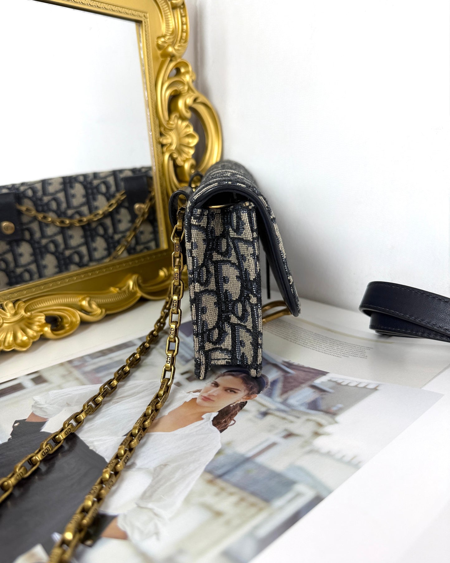Medium Saddle Pouch with Chain