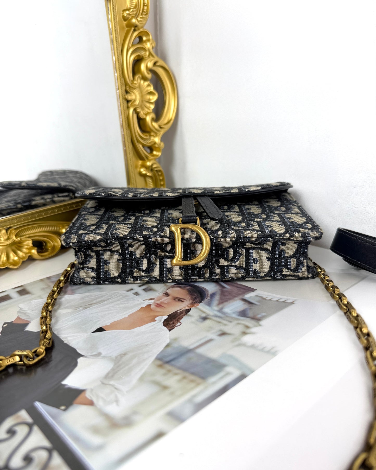 Medium Saddle Pouch with Chain
