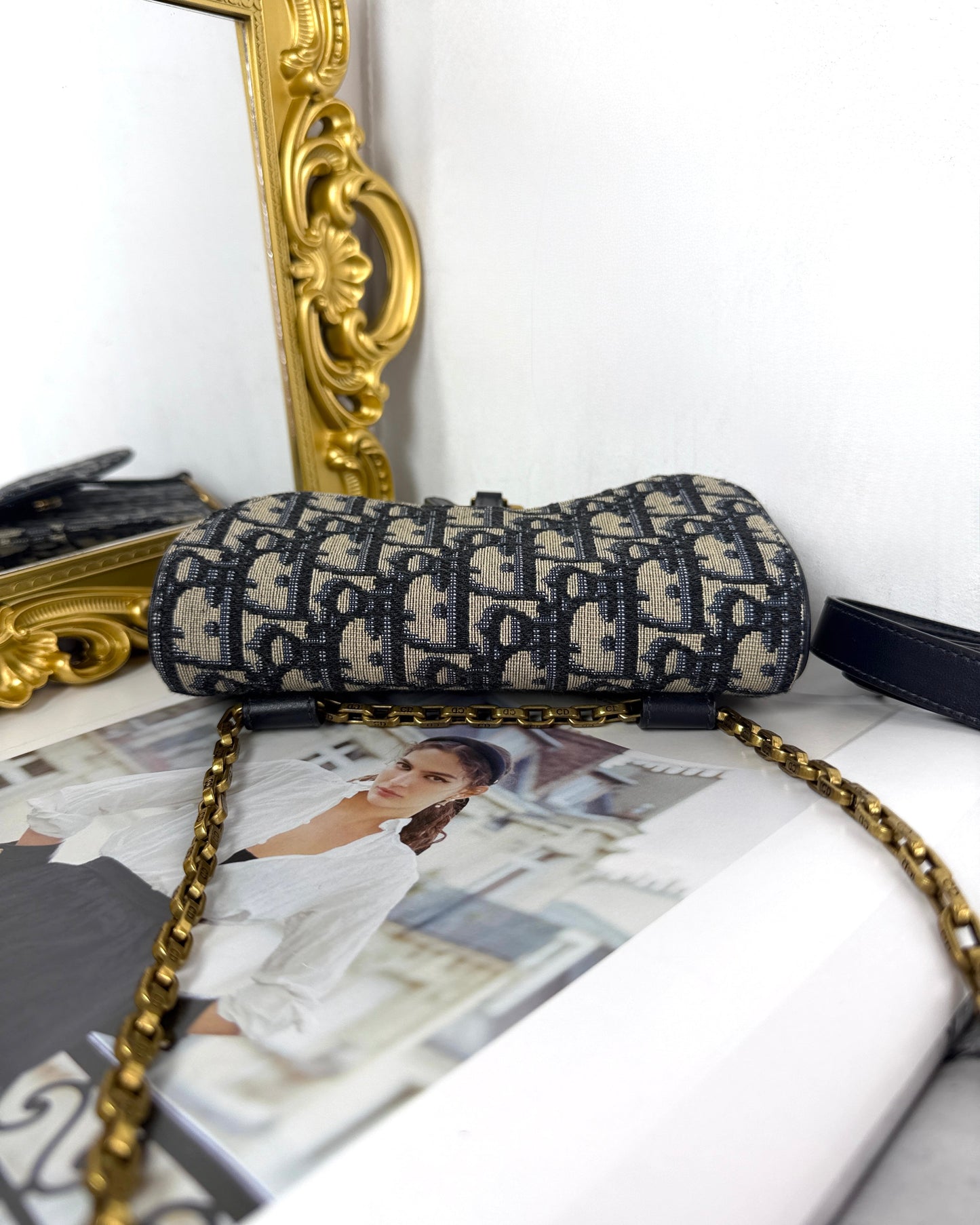 Medium Saddle Pouch with Chain