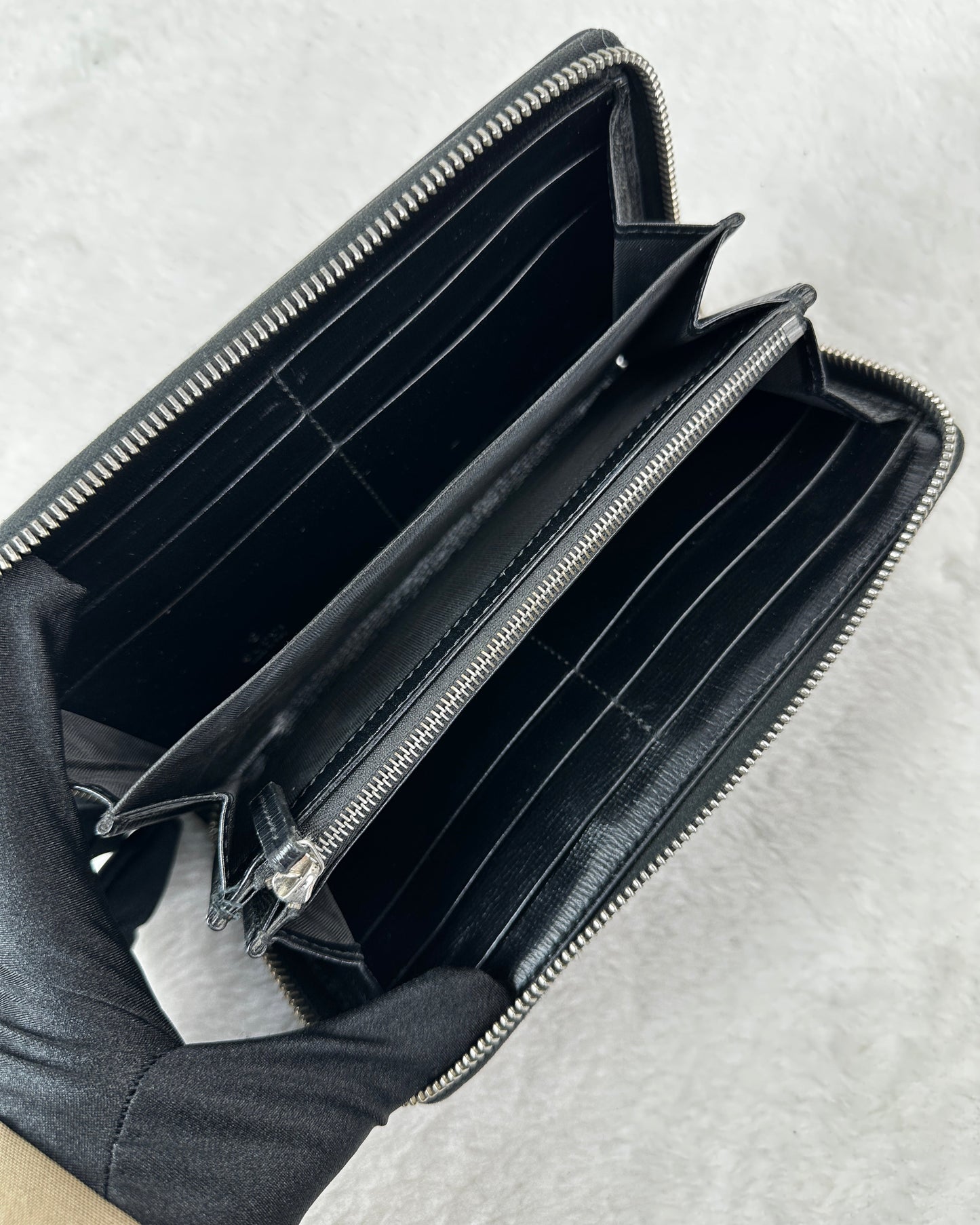 Interlocking G Zip Around