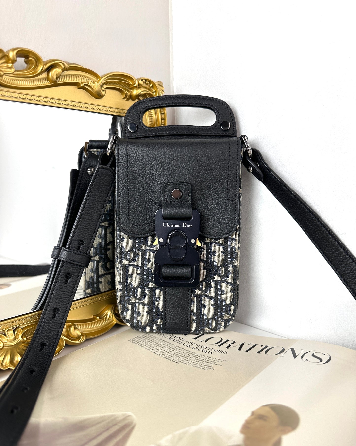 Saddle Vertical Pouch with Strap