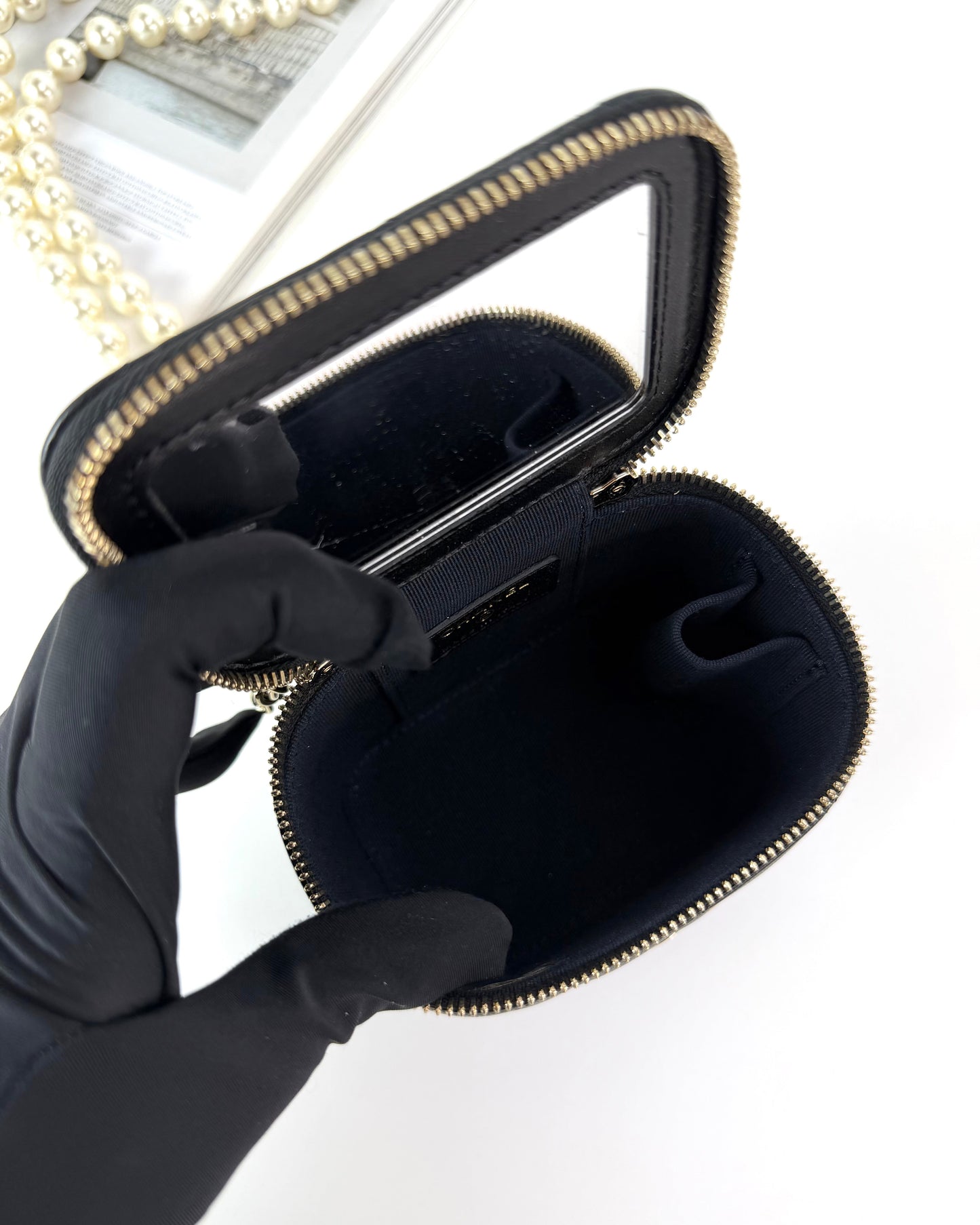 Pre-Owned Vanity Case with Pearl Chain