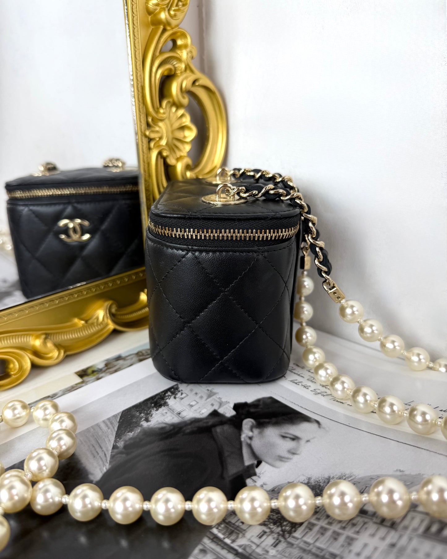 Pre-Owned Vanity Case with Pearl Chain