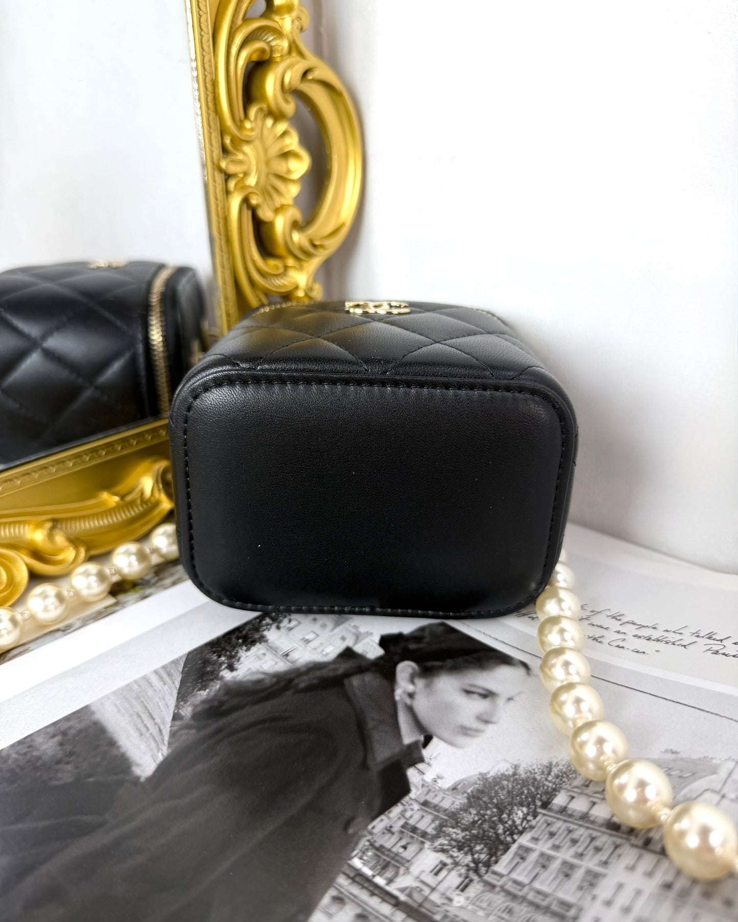 Pre-Owned Vanity Case with Pearl Chain