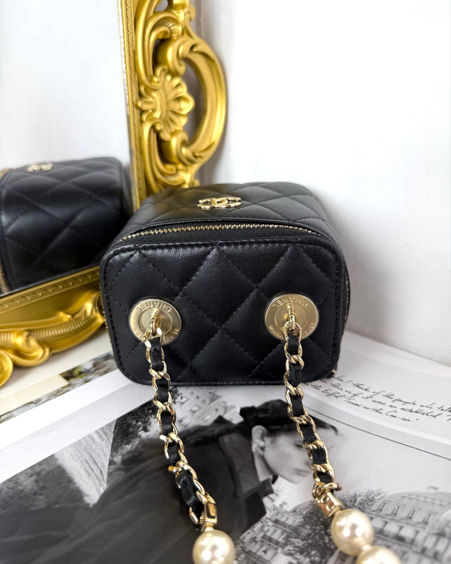 Pre-Owned Vanity Case with Pearl Chain