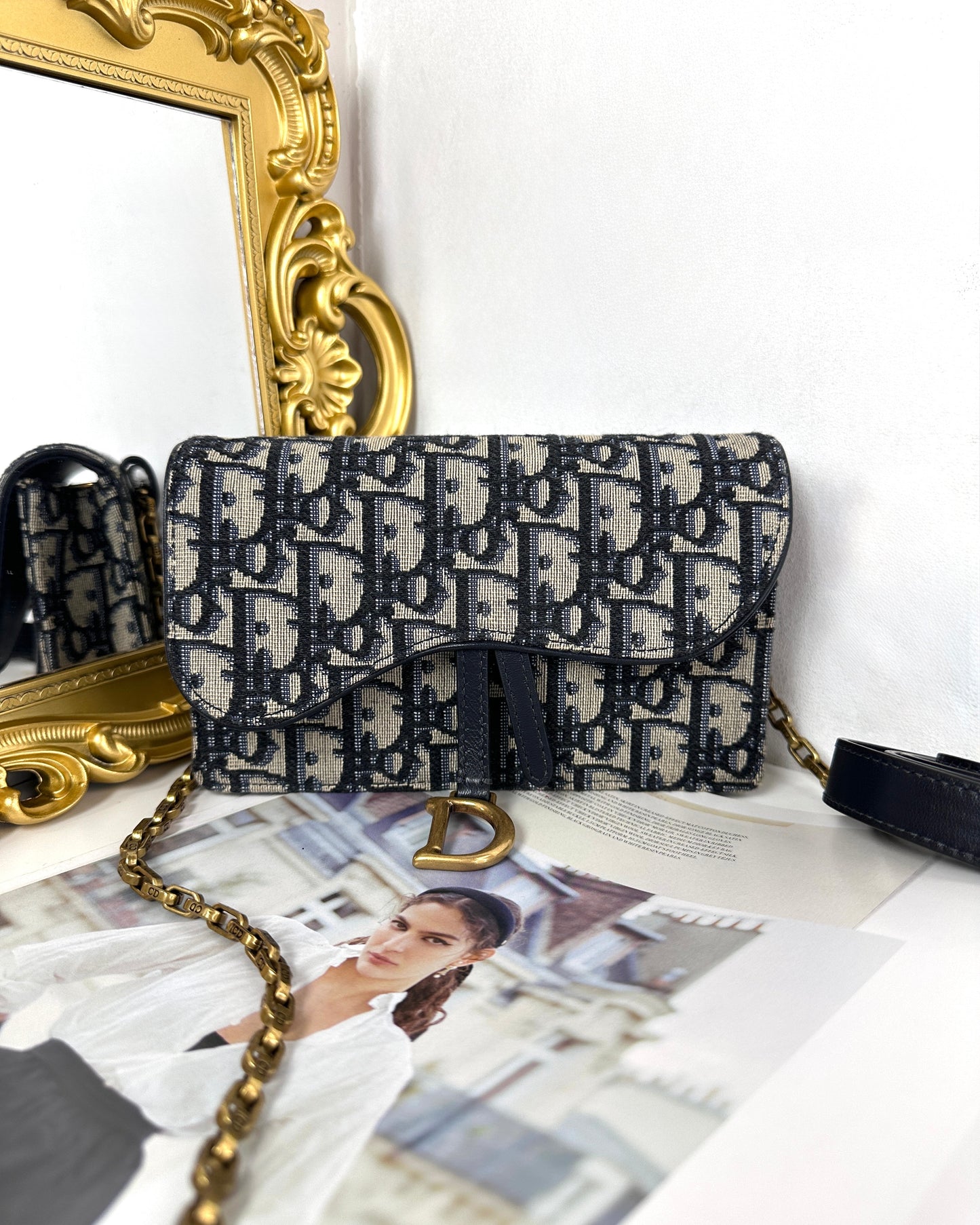 Medium Saddle Pouch with Chain